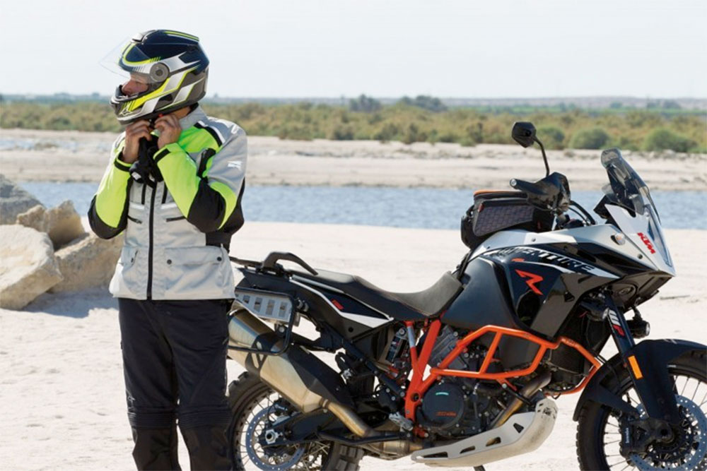 Comienza la aventura bien equipado con la chaqueta Axo Touring Ford