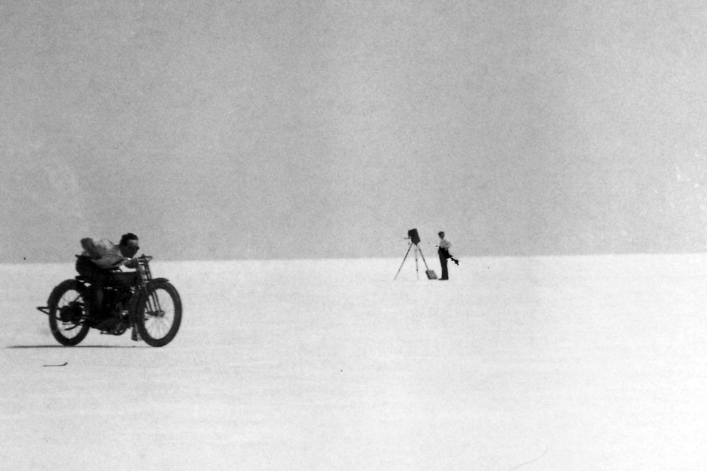 Carreras en moto en el lago salado Bonneville