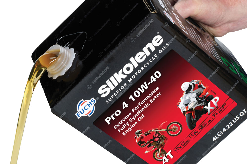 ¿Sirve el aceite de coche para la moto?