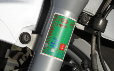 ¿Debo llevar la pegatina de la ITV en mi moto?