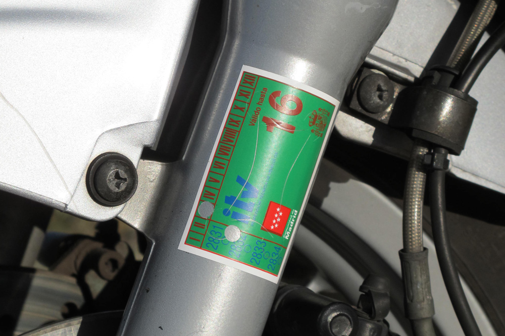 ¿Debo llevar la pegatina de la ITV en mi moto?