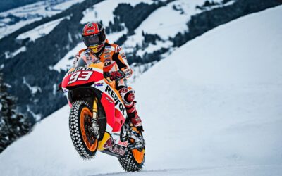 Marc Márquez se pasea por la nieve sobre su MotoGP