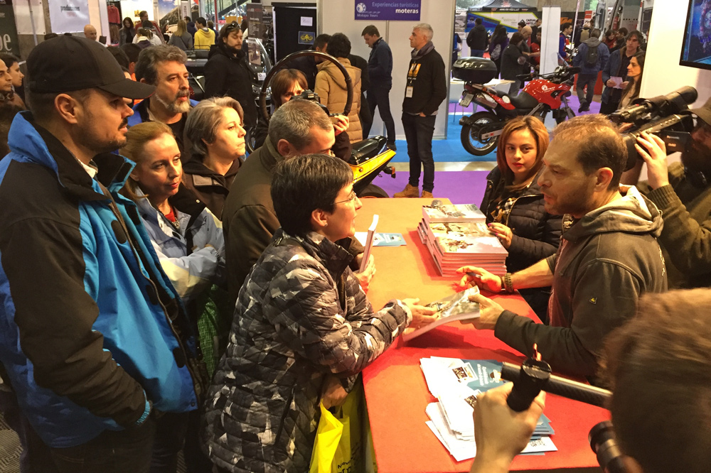 Miquel Silvestre firmando libros en Moto Madrid