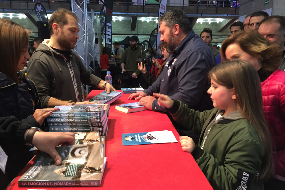 Miquel Silvestre firmando libros en Moto Madrid