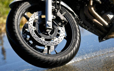 Comprobar la presión de los neumáticos de la moto