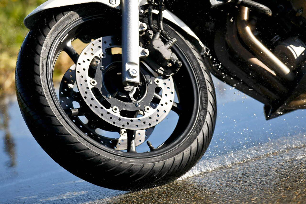 Comprobar la presión de los neumáticos de la moto