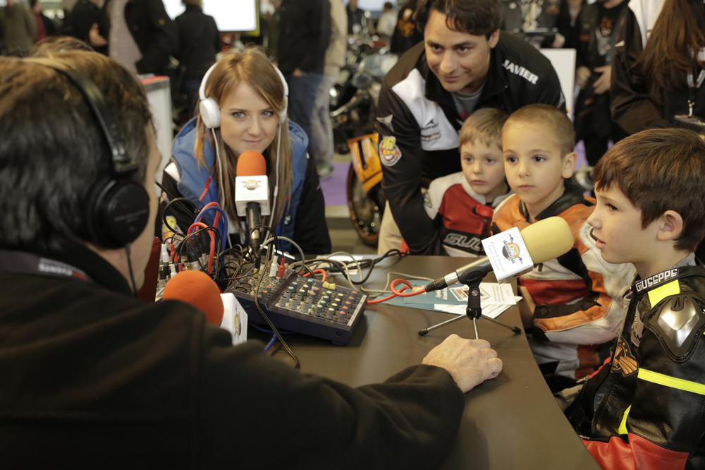 María Barbero y su escuela de jóvenes pilotos en moto