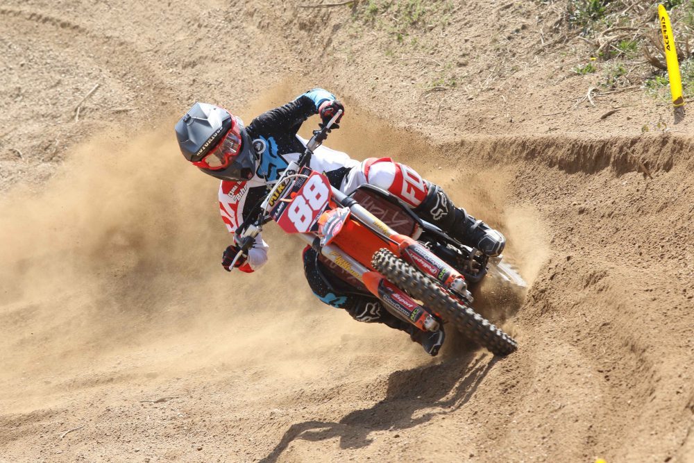 Butrón, Macanás y Notario siguen triunfando en el motocross español