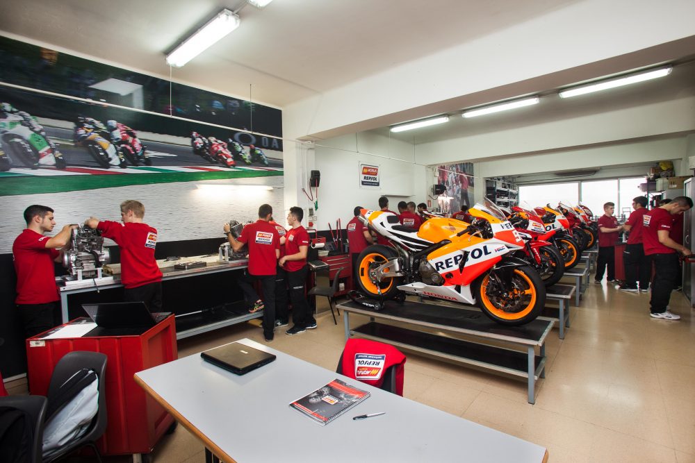 Repsol y Monlau ofrecen prácticas mundialistas a futuros ingenieros y mecánicos