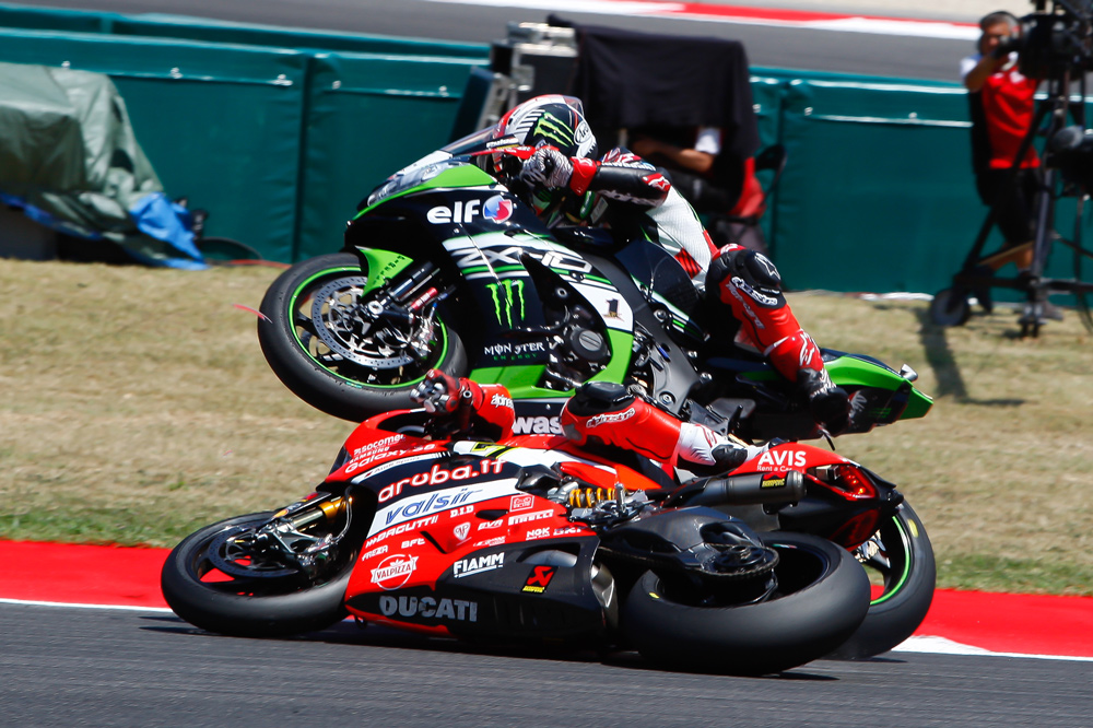 Sykes y Melandri se llevan las victorias en SBK Misano. Grave caída de Davies