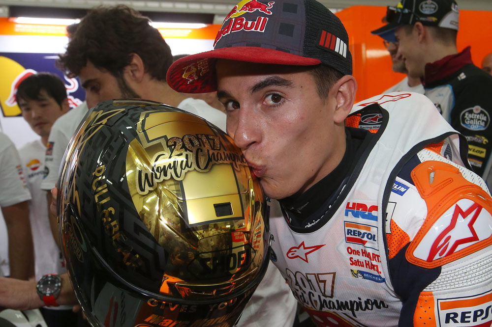 Marc Márquez besa el casco de oro que le acredita como Campeón del Mundo de MotoGP 2017