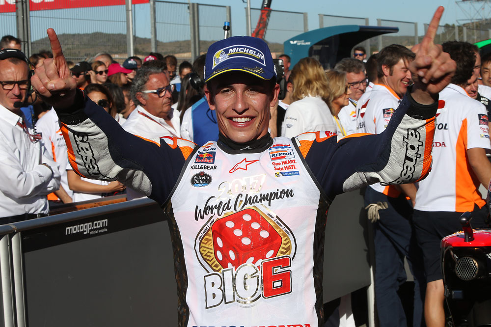 Marquez luce la camiseta conmemorativa de su sexto título mundial