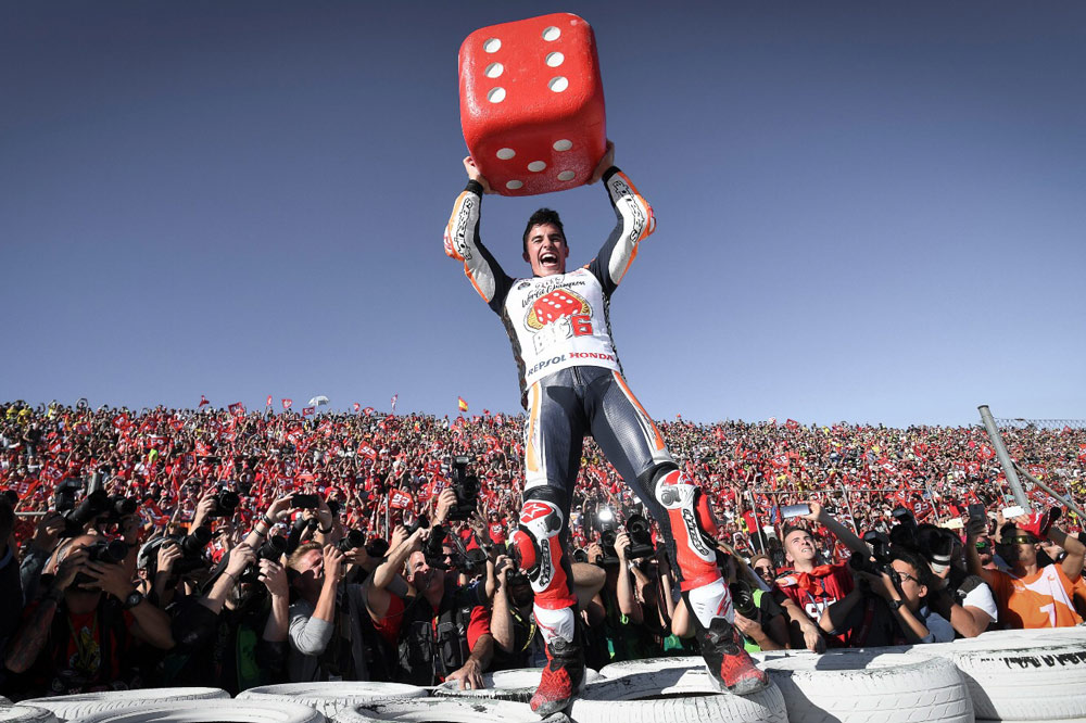 Marc Márquez celebra en Valencia su sexto título de Campeón del Mundo