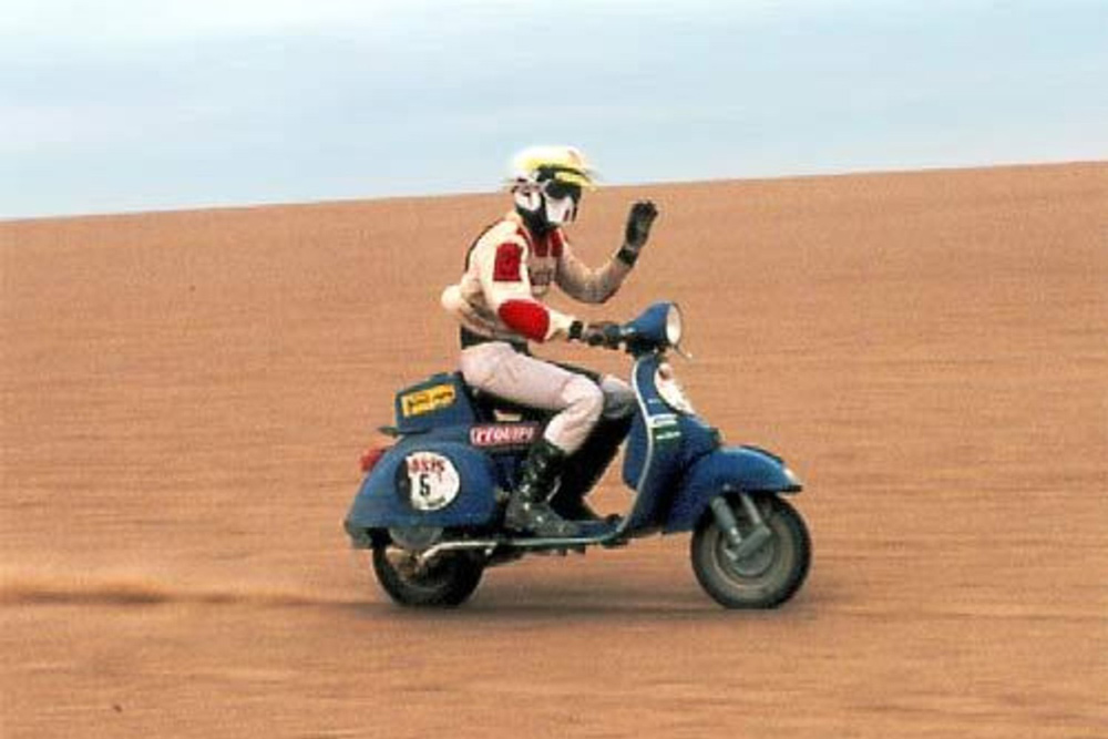 Una Vespa PX en el Rally Paris Dakar
