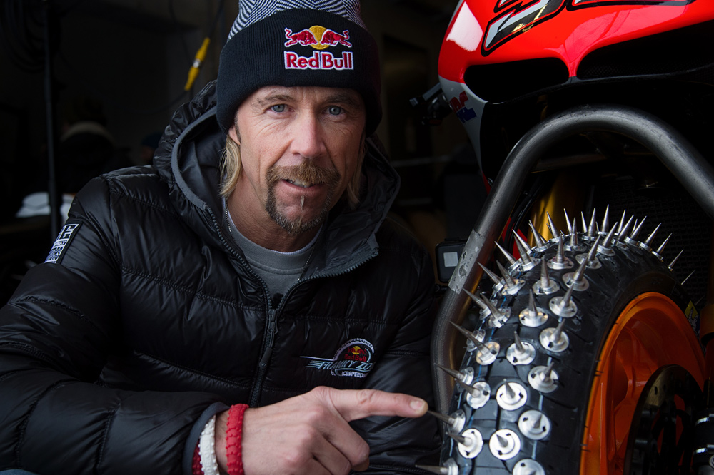 ¿Es posible conducir en moto con nieve?