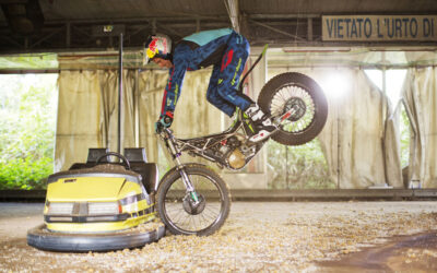 Dougie Lampkin se divierte pilotando en un parque de atracciones abandonado