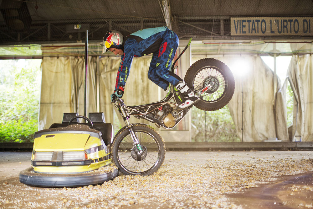 Dougie Lampkin se divierte pilotando en un parque de atracciones abandonado