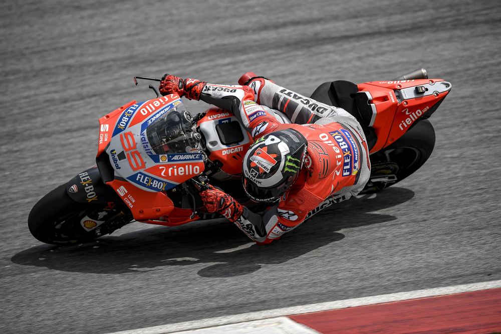 Jorge Lorenzo vuela en el tercer día de entrenamientos MotoGP en Sepang