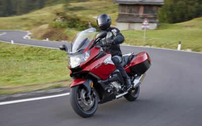 Cómo conducir en moto con viento