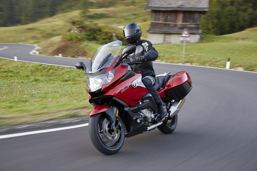 Conducir en moto con viento