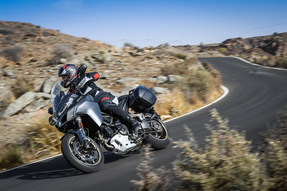 Mucha atención a la postura de nuestro cuerpo y control del manillar cuando conduzcamos en moto con viento
