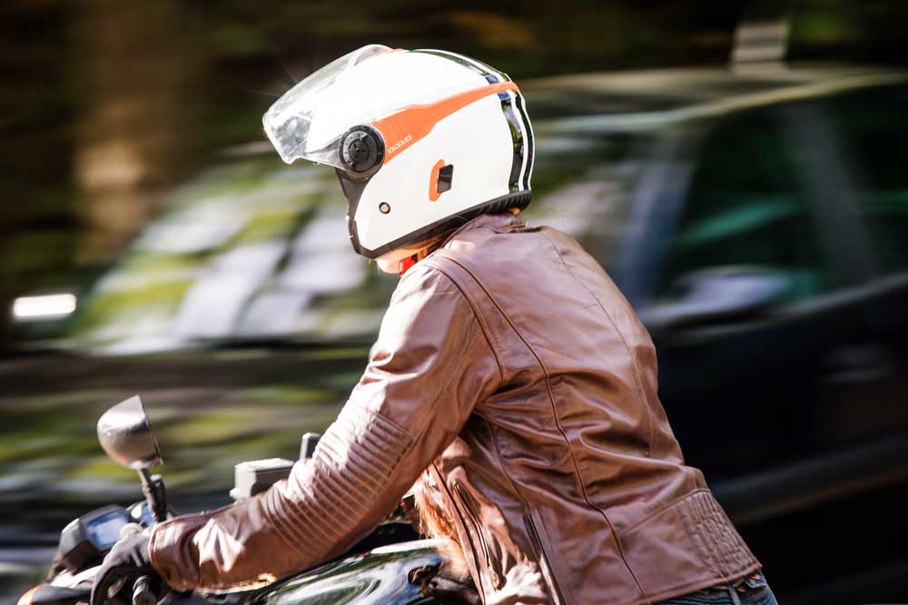 Adelántate al verano con el casco jet DJ10-2 de Astone