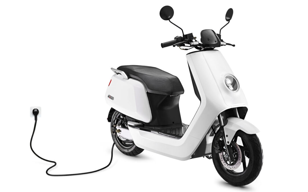 Cómo comprar y asegurar una moto o scooter eléctrico