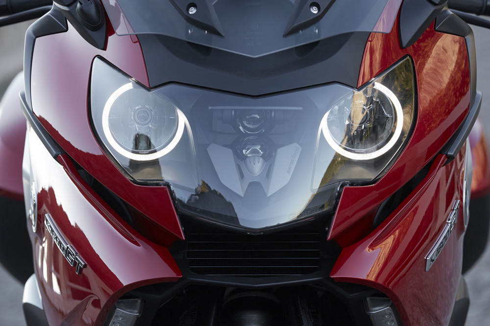 BMW estrenó la luz adaptativa para motos en la K 1600 GT