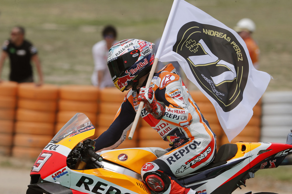 Marc Márquez rindió homenaje a Andreas Perez durante la vuelta de honor del GP de Cataluña