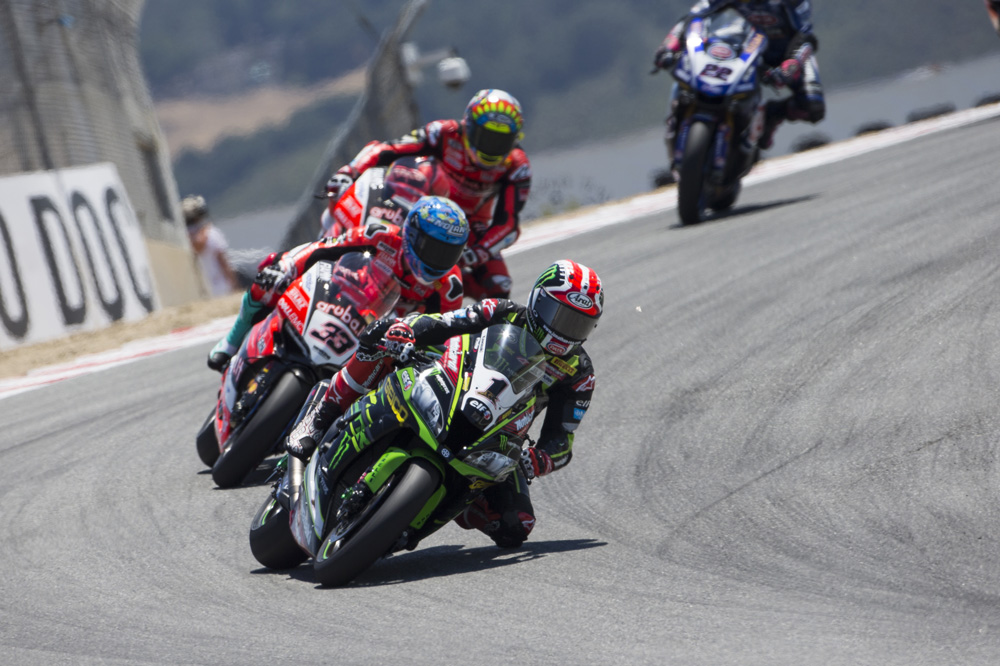 Rea tuvo que luchar con Melandri y Laverty en la segunda carrera SBK en Laguna Seca