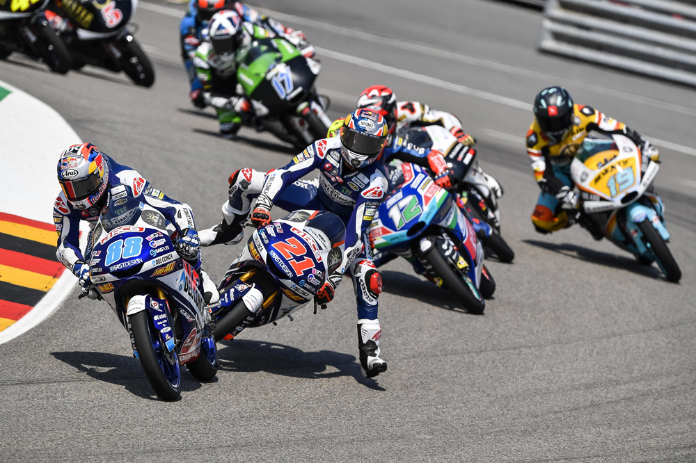 Jorge Martín a punto estuvo de irse al suelo tras tocarle Di Giannantonio