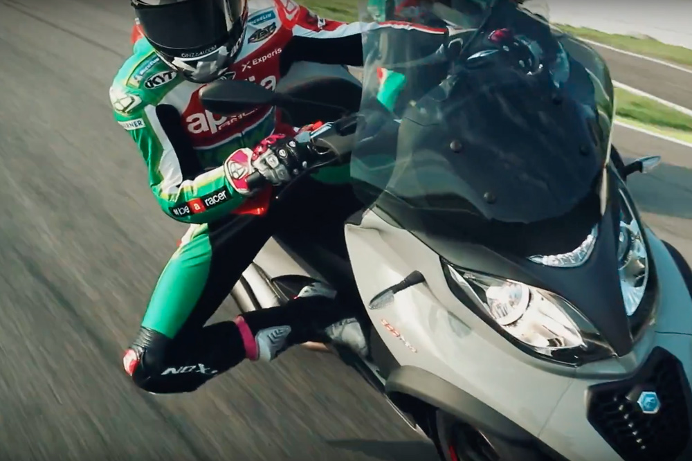 Aleix Espargaró y Scott Redding ruedan con un Piaggio MP3