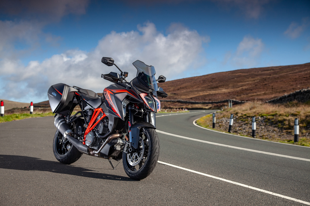 KTM 1290 Super Duke GT en el recorrido del TT de la Isla de Man