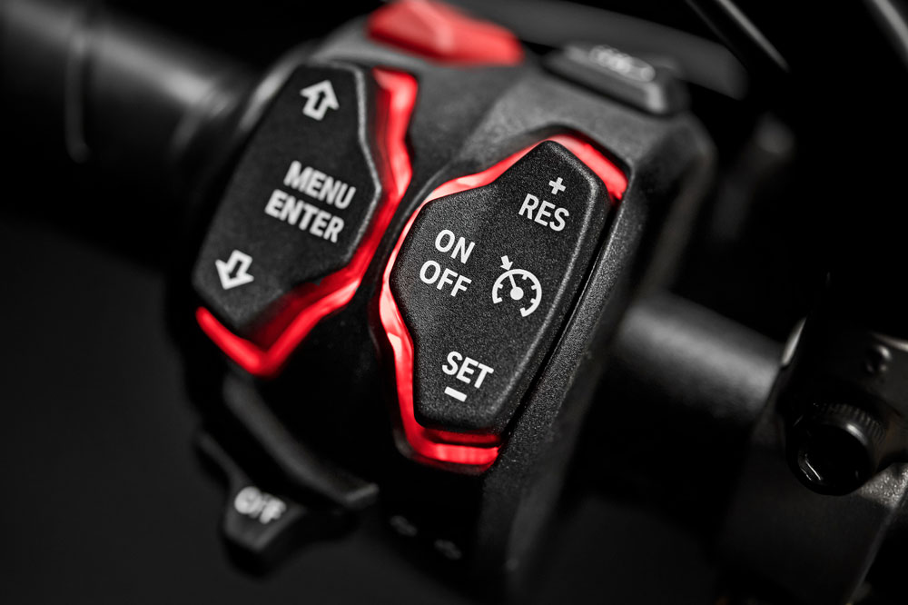 Piñas y mandos retroiluminados de la Ducati Diavel 1290