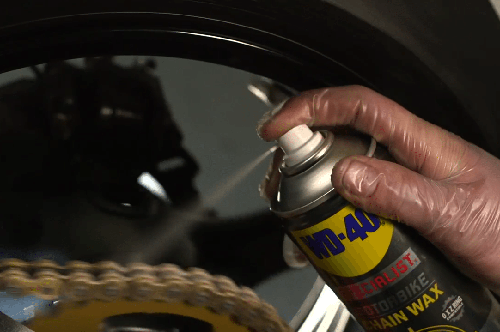 La grasa de la cadena de la moto no debe aplicarse como ves en la foto, siempre por el interior de la cadena no por el exterior.