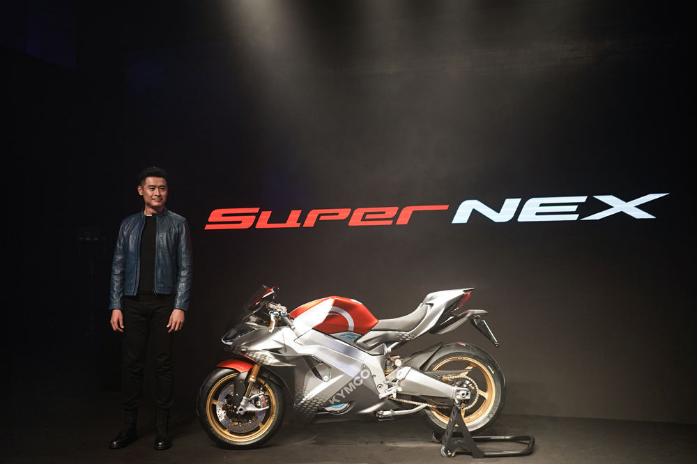 Allen Ko durante la presentación del KYMCO SuperNEX