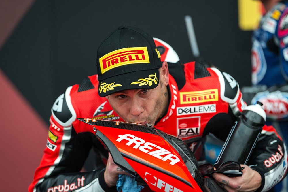 Alvaro Bautista besa su Ducati Panigale V4R