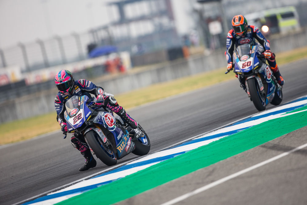 Alex Lowes y Van der Mark luchando por la tercera posición en SBK Tailandia