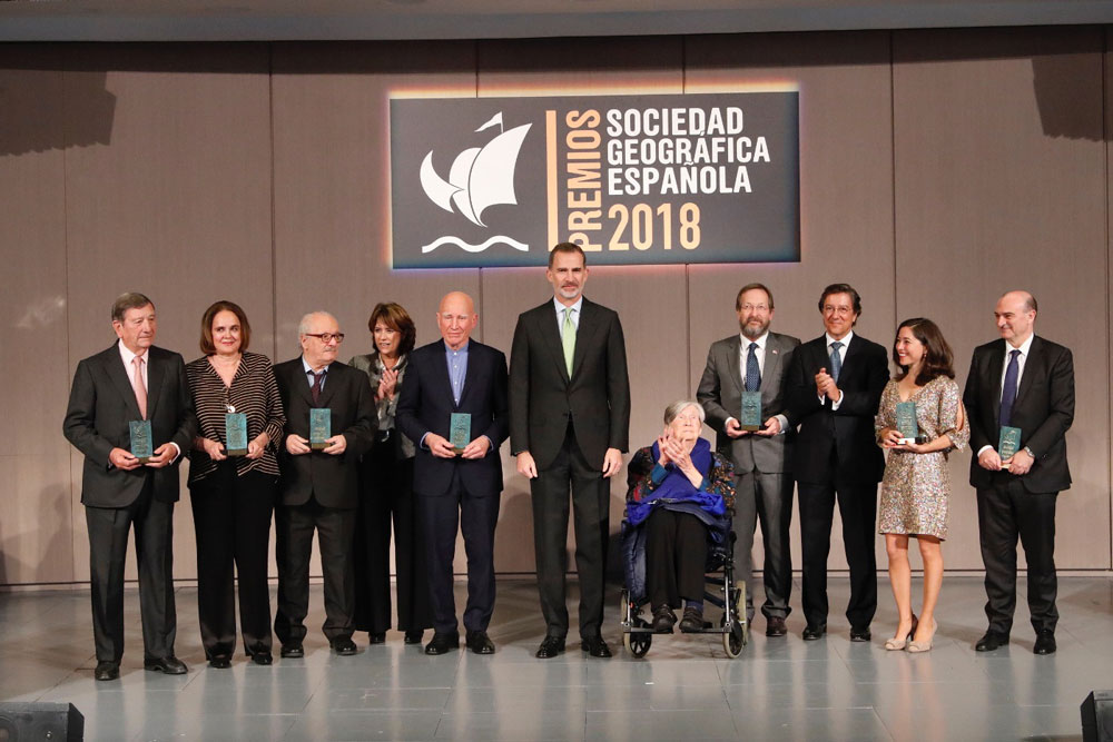 Alicia Sornosa recibe de manos del SM el Rey el premio al Viaje del Año