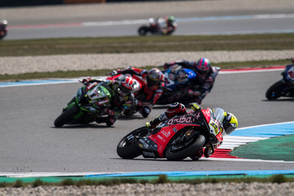 Alvaro Bautista con Jonathan Rea siguiendo su estela