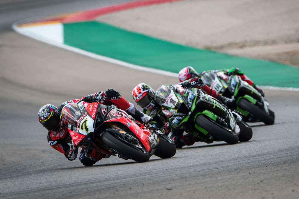 Chaz Davies por delante de Jonathan Rea en la segunda carrera de SBK en Aragón