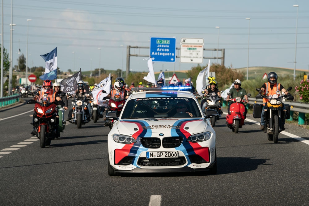 Los aficionados acompañaron al Safety Car del Gran Premio de España de Motociclismo hasta la entrada del Circuito Angel Nieto de Jerez