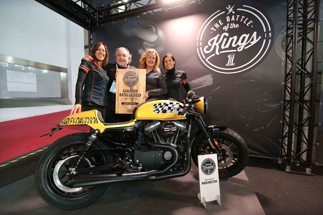 Victor Romero de Harley Davidson Makinostra junto con Marta Suriñach y Carmen López de Harley Davidson España