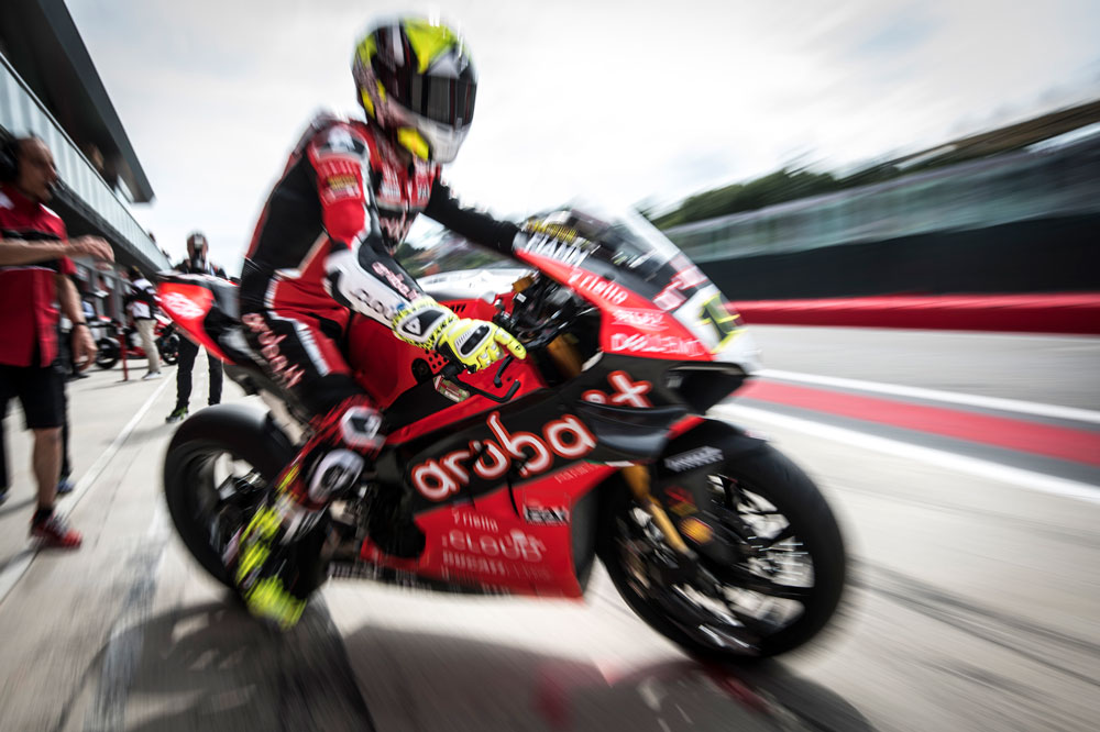 Alvaro Bautista sigue líder del Mundial SBK