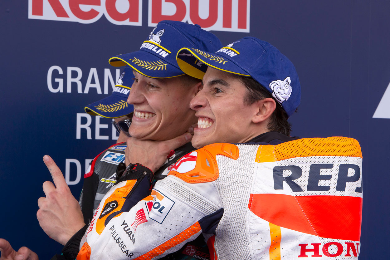 Marc Márquez bromea con Fabio Quartararo al término de los entrenamientos cronometrados de MotoGP