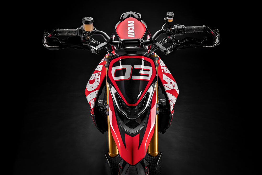 El volumen exagerado de la moto contrasta con un faro minimalista