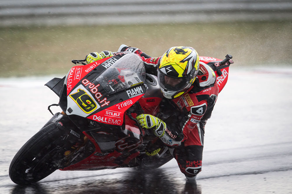 Alvaro Bautista durante la primera carrera de SBK en Misano