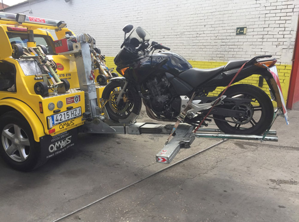 Cuando toca llamar a una grúa para la moto