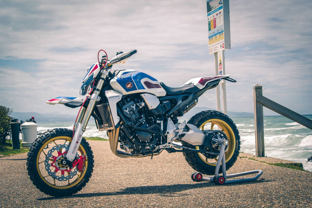 Esta preparación sobre la base de una Honda CB 1000R se presentó en Biarritz (Francia) en el Wheels and Waves