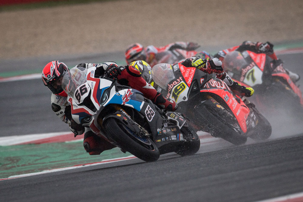 Tom Sykes con BMW se subió al podio en la primera carrera SBK de Misano
